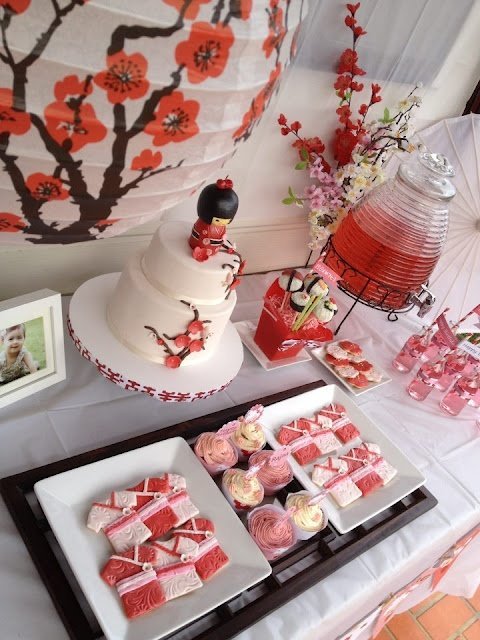 Posée sur votre gâteau ou tout simplement en centre de table sur la table de vos invités, la kokeshi sera une belle décoration pour un mariage ou autre