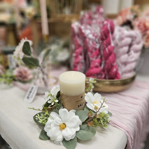 Centre de table bougie 3 fleurs artificielles blanc et feuillage Centre de table bougie 3 fleurs artificielles blanc et feuillage