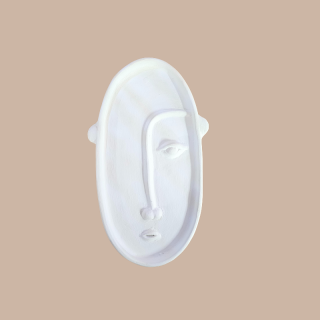 Visage blanc en terre cuite...