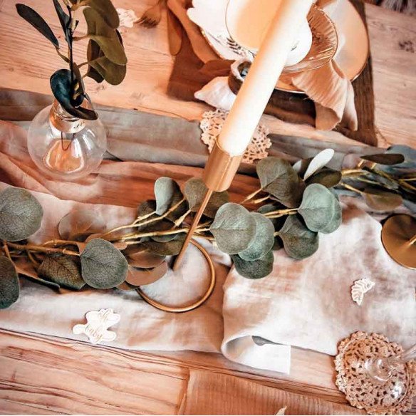 Bougeoir métal doré sur socle Bougeoir métal doré sur socle