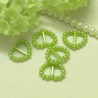 Boucle passe ruban cœur perle vert anis(sachet de 100)